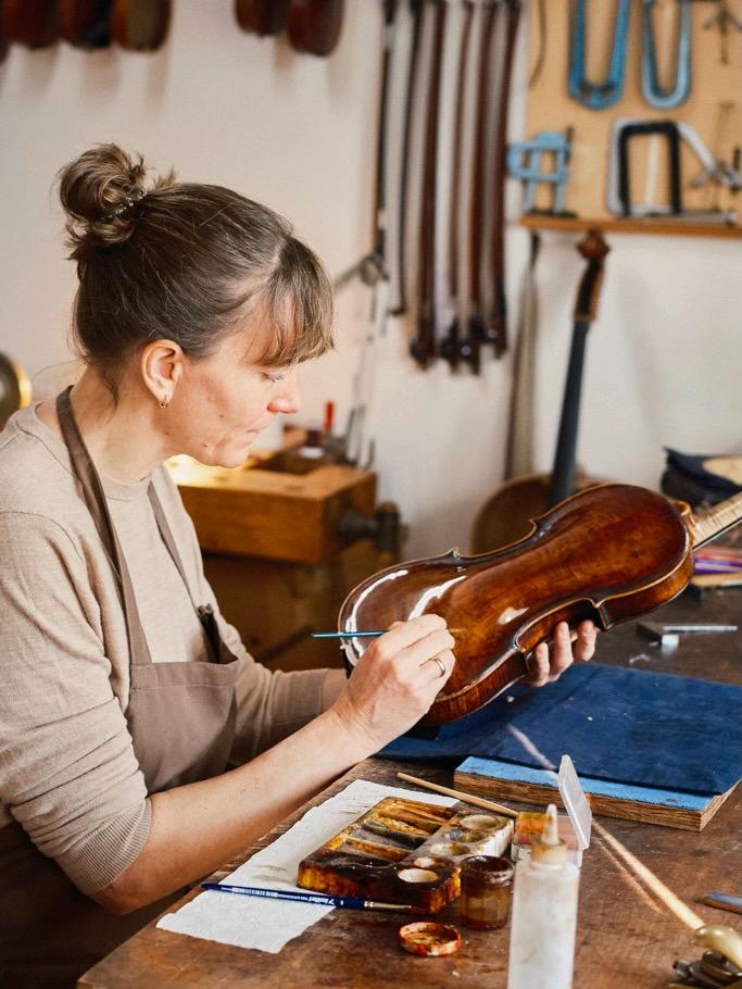 Traditionelle Restaurierung alter Instrumente